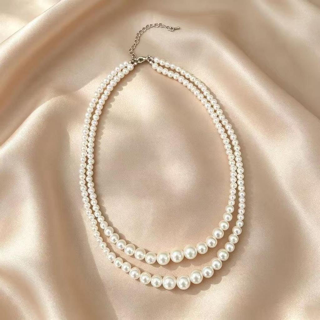 Elegant Retro Double-Layer Clavicle Necklace: Chic and Versatile Fashion Accessory for Commute and Formal Wear.