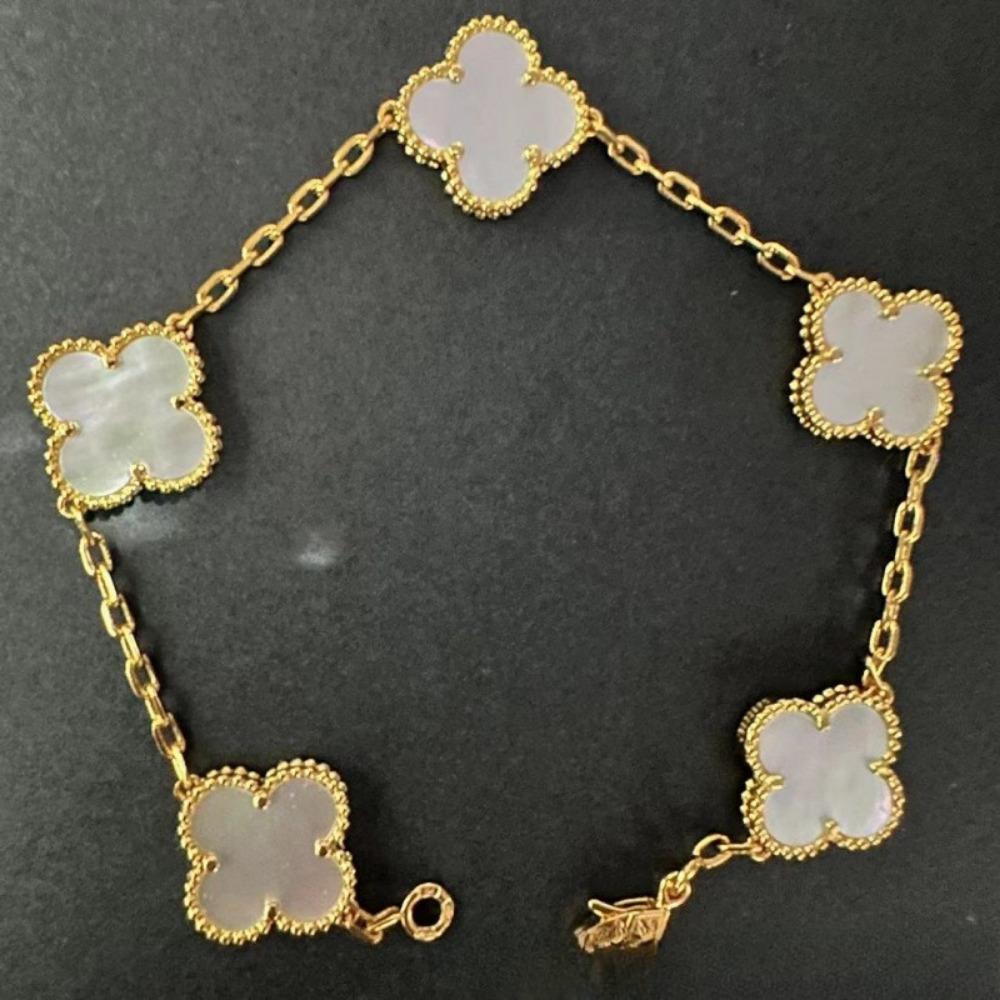 Hochwertiges Kleeblattarmband für Damen Fünf-Blüten-Armband mit natürlichem weißen Perlmutt und rotem Karneol