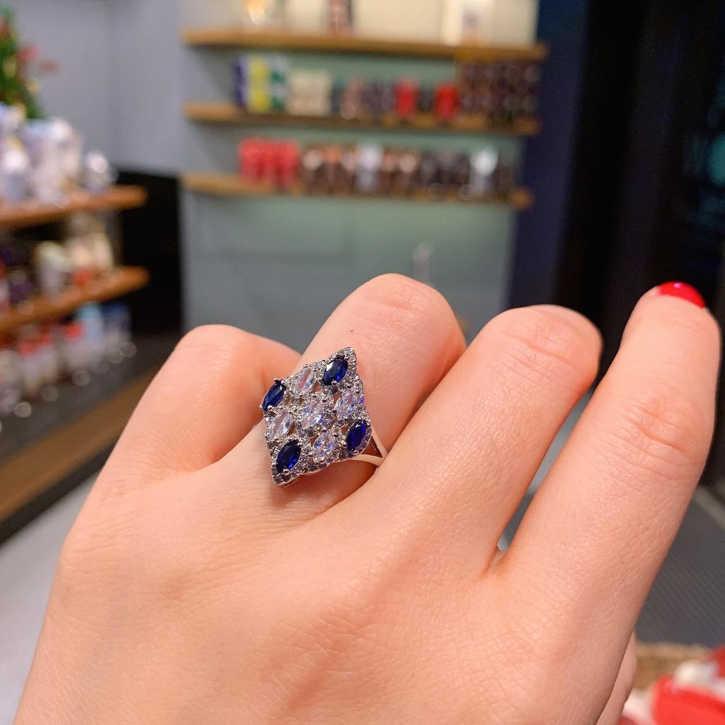 Caibao High Carbon Diamond Necklace Ring Earrings Trzyczęściowy zestaw cyrkonii Wisiorek Niebieski Korund Kolczyki z kamieniami szlachetnymi