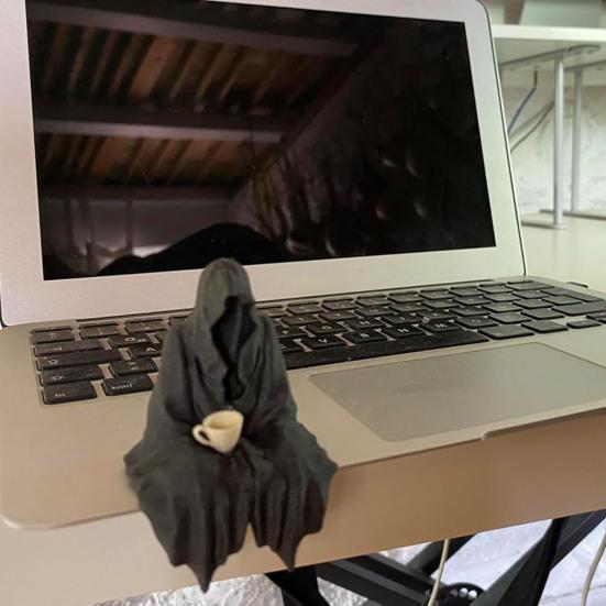 Halloweenská černá róba ozdoba strašidelná gotická figurka Smrtky socha skulptura sváteční párty domácí kancelář stolní dekorace