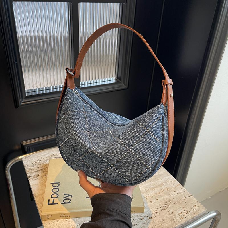 Модная женская сумка-мессенджер с заклепками и украшениями — фото 3