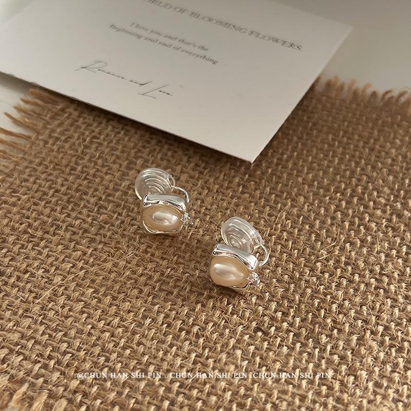 

Simple geometric square ear clips without ear piercings, advanced mosquito coil disc temperament, niche pearl earrings,compact earrings.