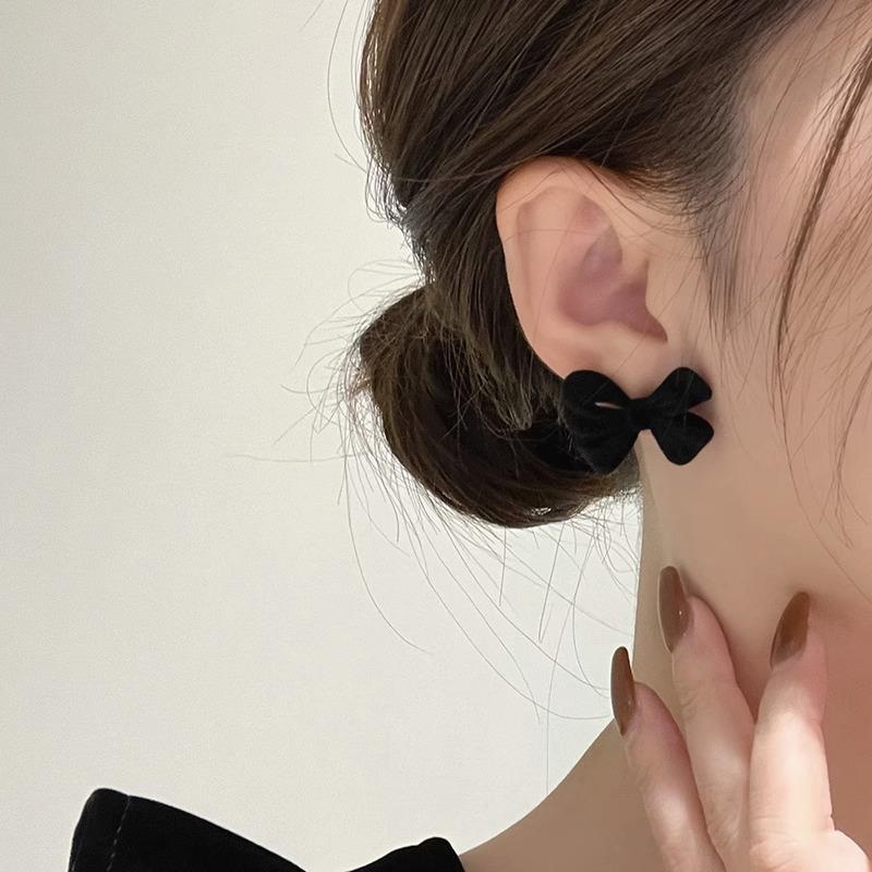 New Fashionable Flocked Earrings, Silver Needle Bow Earrings, High-end Feeling, Niche Red Earrings
