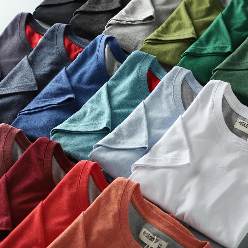 Einfarbiges Herren-T-Shirt mit kurzen Ärmeln und Rundhalsausschnitt, gewaschen und gebürstet, in Übergrößen erhältlich.