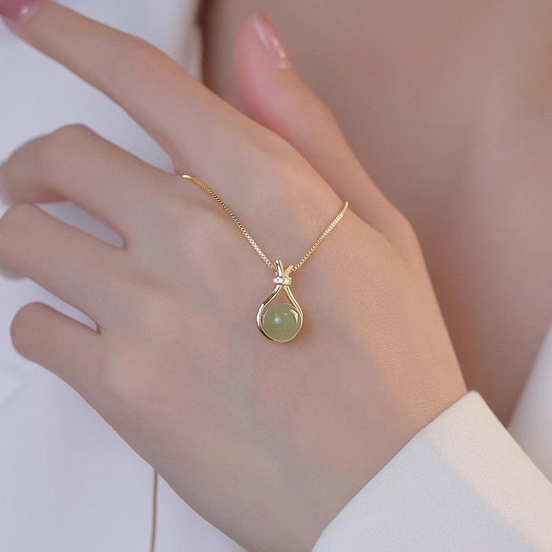 A Single-piece Green Minimalist Luxury Necklace with a Faux Hetian Jade Lucky Bag Pendant. Simple Jewelry Suitable for Everyday