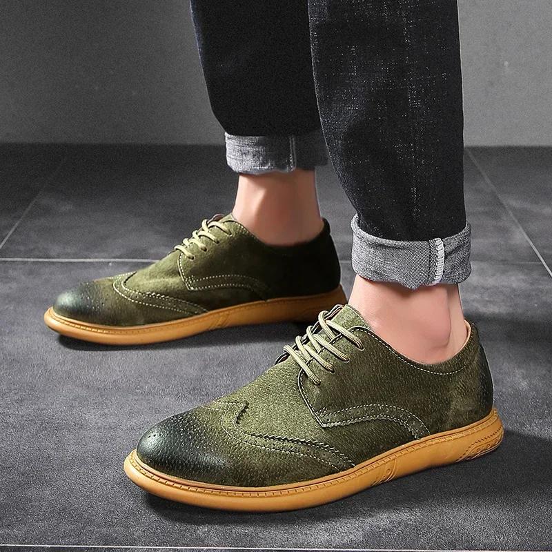 2025 Neue Herren Business Casual Lederschuhe Arbeit Outdoor Weichsohle Rutschfest Brogues Wildleder Designer Flats