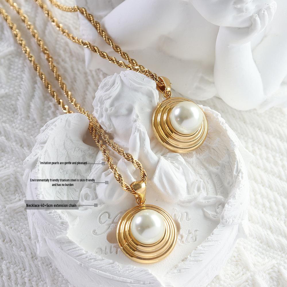 French Retro Titanium Steel 18K Gold-Plated Pendant Necklace with Imitation Pearl