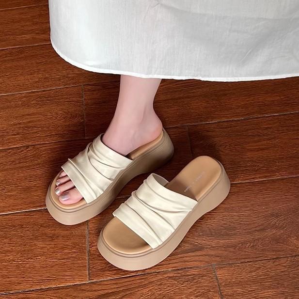 2025 new summer muffin thick-soled cover toe cool slippers outside women's shoes beach casual versatile silver slippers