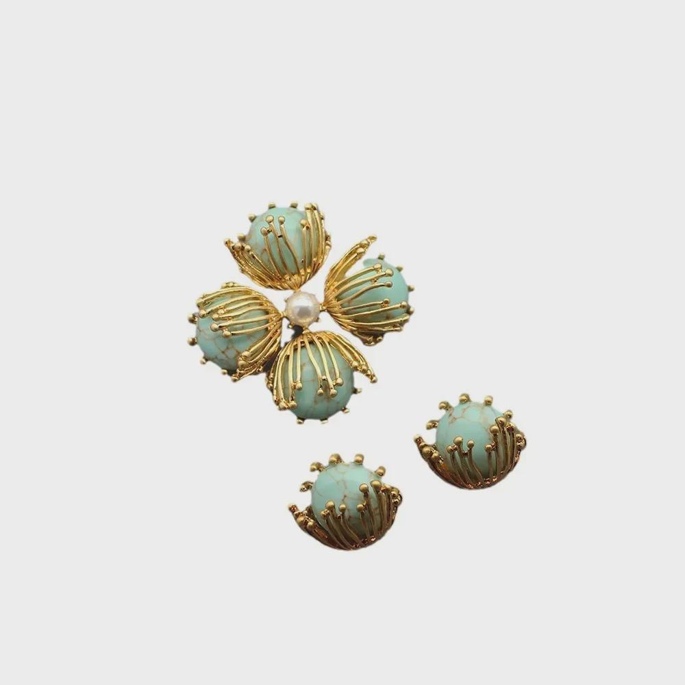 Europäisches und amerikanisches Set aus synthetischer türkisfarbener Blumenbrosche und Ohrringen (Unregelmäßiger Feuerwerksstil)