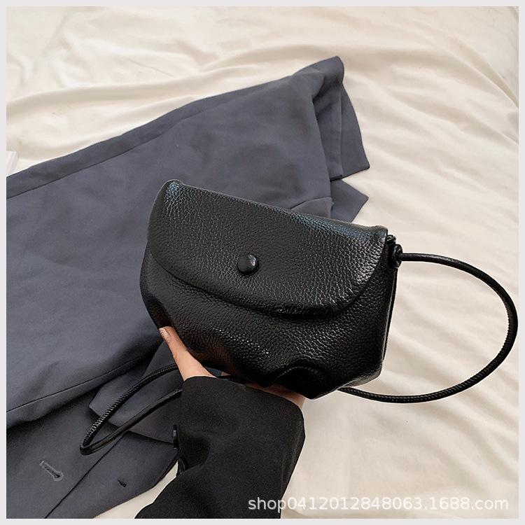 

Корейская версия нишевая плиссированная сумка-мессенджер 2025 новая сумка интернет-знаменитости в зарубежном стиле ins сумка для поездок на работу модная женская сумка через плечо чёрный