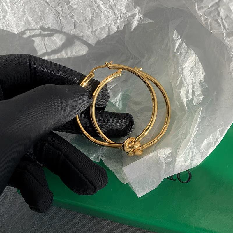 

Европейские и американские серьги-кольца с серебряным узлом для женщин - Высококлассные золотые каффы для ушей с уникальным, элегантным дизайном.