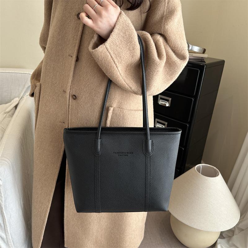 Retro Tote Bag Women's New Fashionable Simple Largecapacity Armpit Bag Casual Niche Design Commuter Shoulder Bag