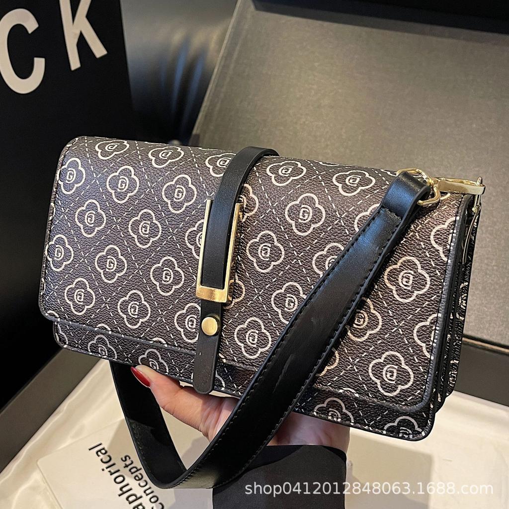 High sense women's new autumn and winter versatile bag niche messenger bag single shoulder small square bag 2025 underarm ins bag