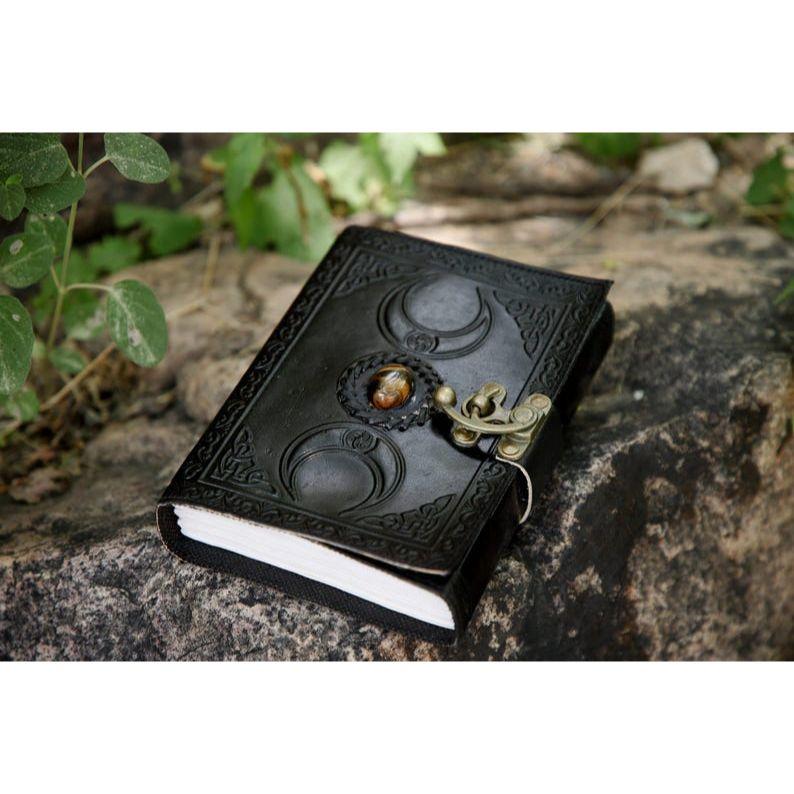 

Кожаный журнал ручной работы, камень третий глаз, с замком, бумага ручной работы, черная книга заклинаний, дорожный скетчбук для мужчин и женщин 7 x 5 in
