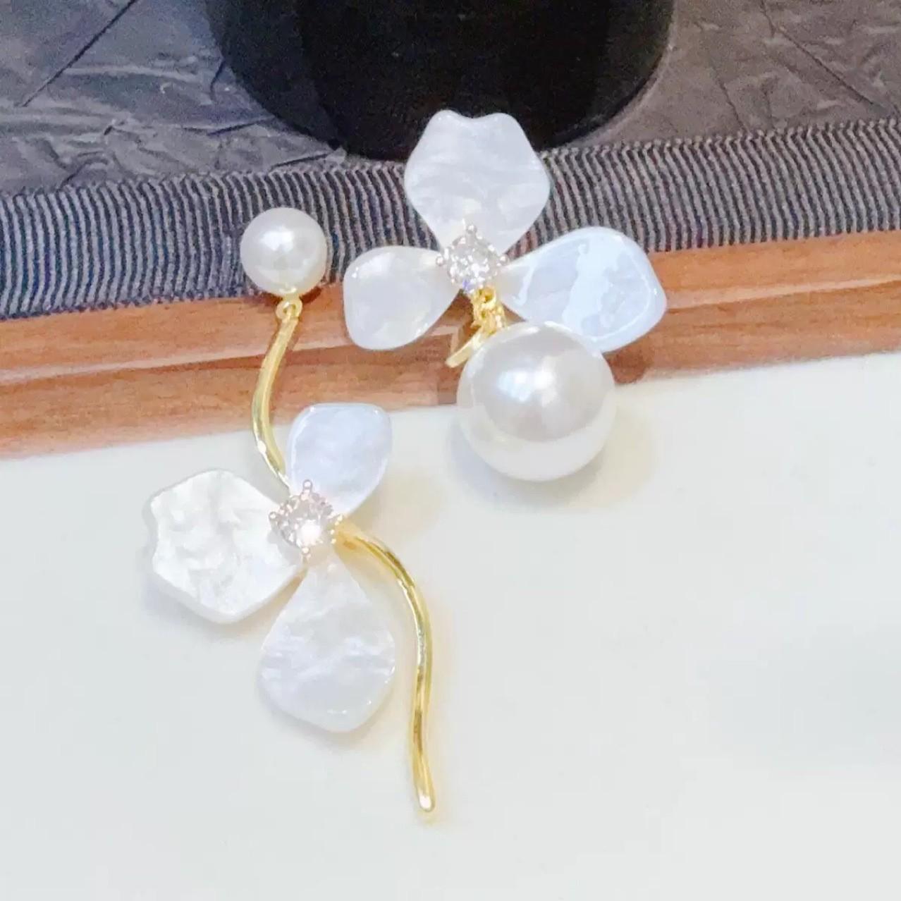 

French Summer Style Pearl Flower Earrings - Exquisite, Fashionable, High-End золотий