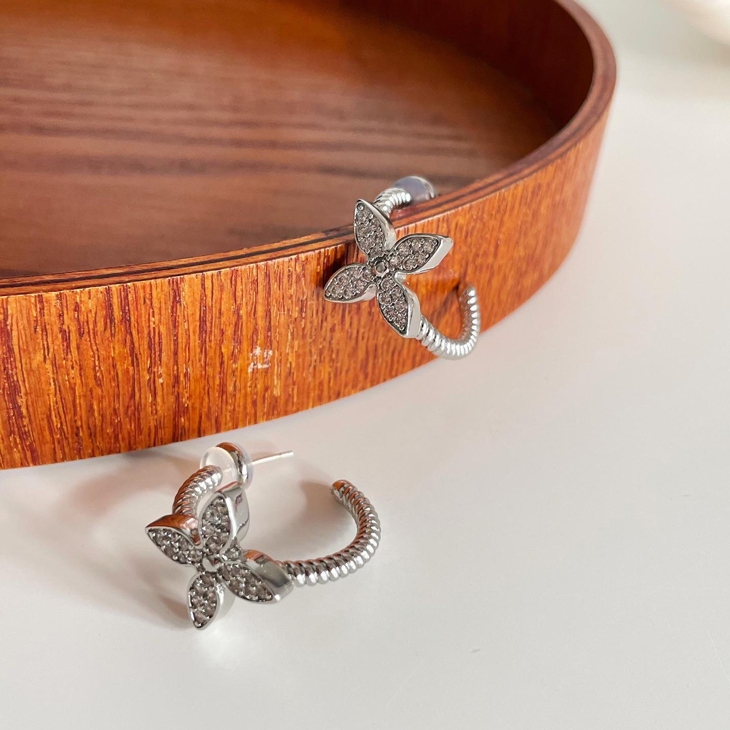 Серьги-кольца из стерлингового серебра в форме четырехлистника с бабочками серебряный