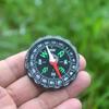 Mini Boussole ABS Camping Randonnée Boussole de Poche Pendentif Portable Navigation Escalade Équitation Cadeau pour Enfants Matériel de Survie en Plein Air