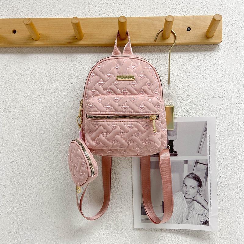 

Модная текстурированная сумка 2025 новая универсальная в зарубежном стиле студенческий рюкзак на одно плечо многофункциональный женский рюкзак для поездок на работу маленький рюкзак розовый