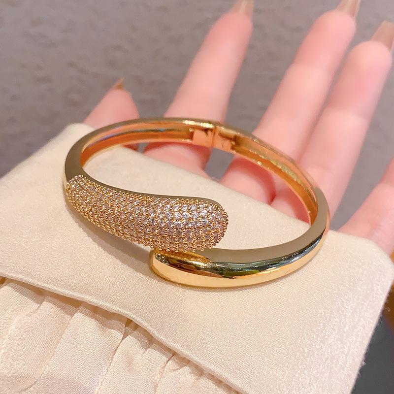 New French Light Luxury Retro Bracelet Women's Fashion Unique and Versatile Design Bracelet