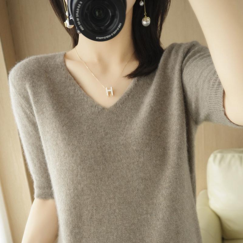 V-Neck Short-Sleeve Knit Top - 2022 Autumn Korean Style, Casual, Loose-Fit for Women