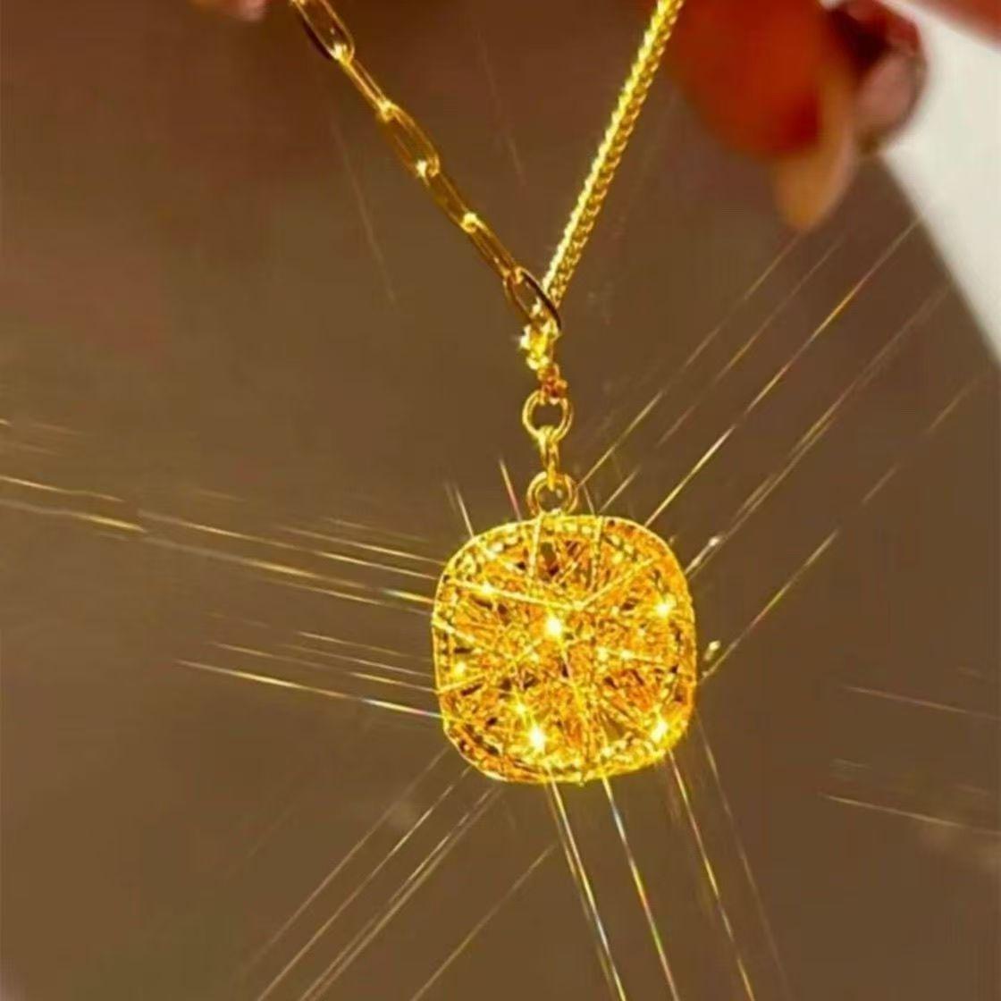 

2025 Stylish Heavy Laser Filigree Weave Texture Pendant золотий