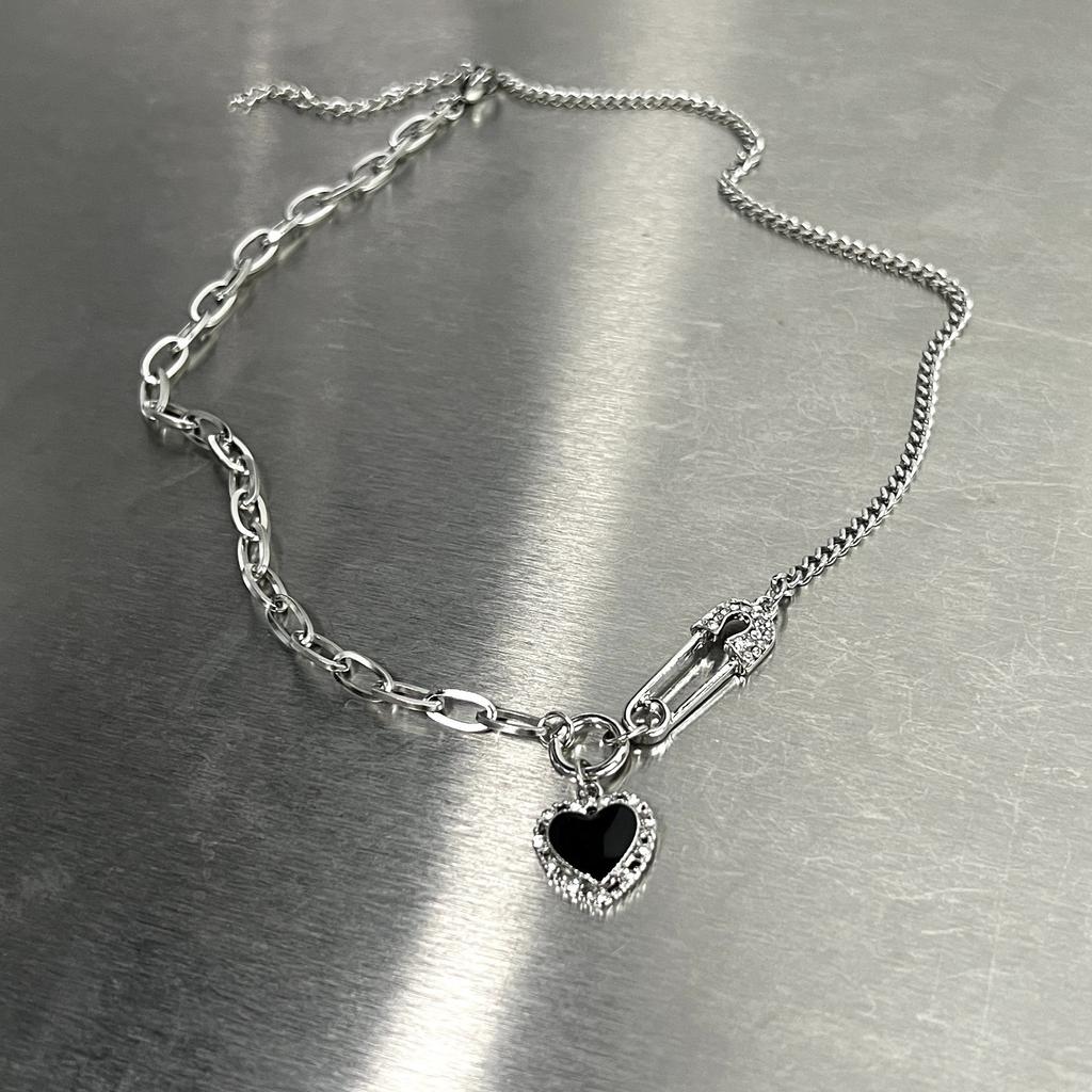 Black Love Necklace Women's Pin Personality Fashion Retro Versatile Sweater Chain Clavicle Chain Accessory Design Sense