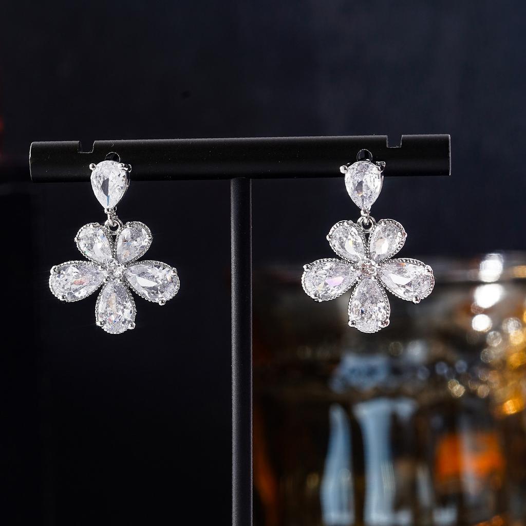 Popular New Trend Flower Stud Earrings Fashionable High-end Design Sweet Stud Earrings Fresh and Delicate Versatile Stud Earrings