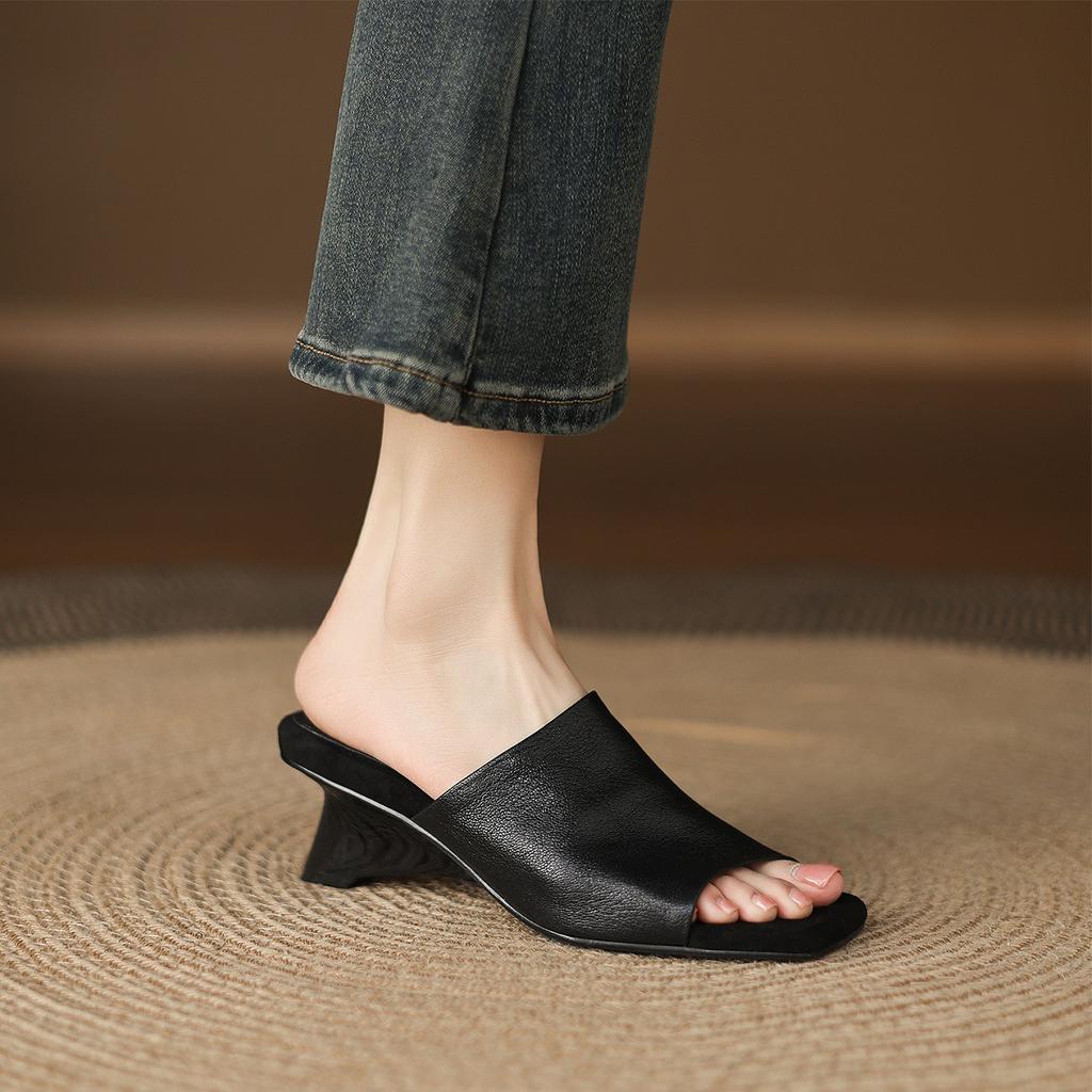 French soft one-word cool slippers for women to wear 2025 summer new fish mouth open-toed sandals