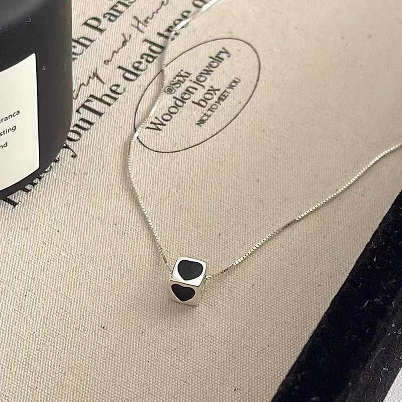 Collier Pendentif Cœur & Carré Plaqué Argent - Style Luxe Femme 2024 pour Pulls Automne/Hiver