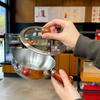 Oală de lapte din oțel inoxidabil cu mâner de lemn, oală de gătit compactă, potrivită pentru prăjit ouă și încălzit lapte. Fabricat din oțel inoxidabil S