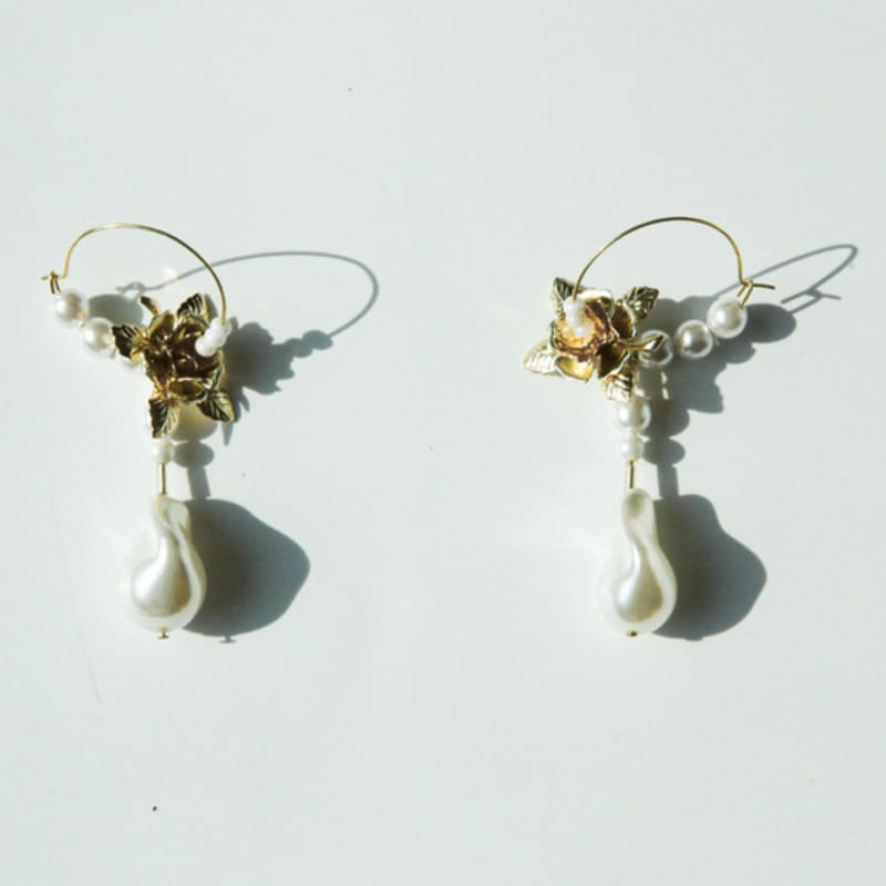 

LOVUEE Baroque Flower Earrings Gold Baroque Flower