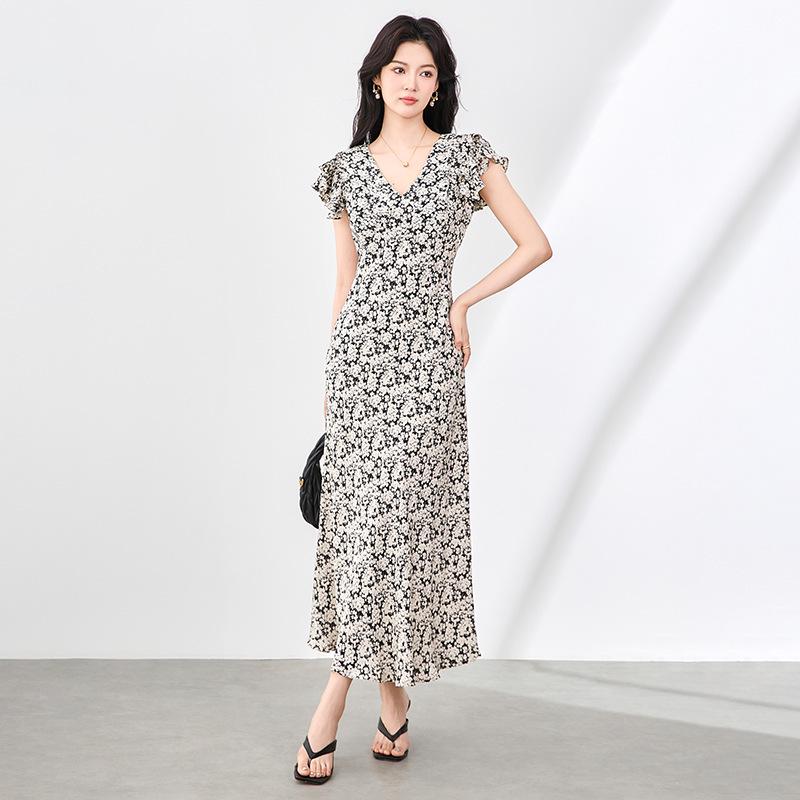 

Bias-Cut V-Neck Ruffle Dress with Short Flutter Sleeves and Romantic Floral Print Large