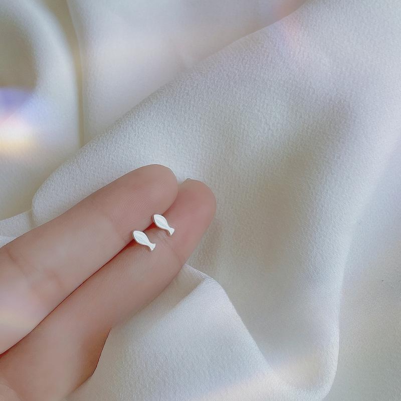 

Мини-серьги-гвоздики-невидимки, маленькие и милые серьги-рыбки, персонализированные простые студенческие украшения для ушей серебряный