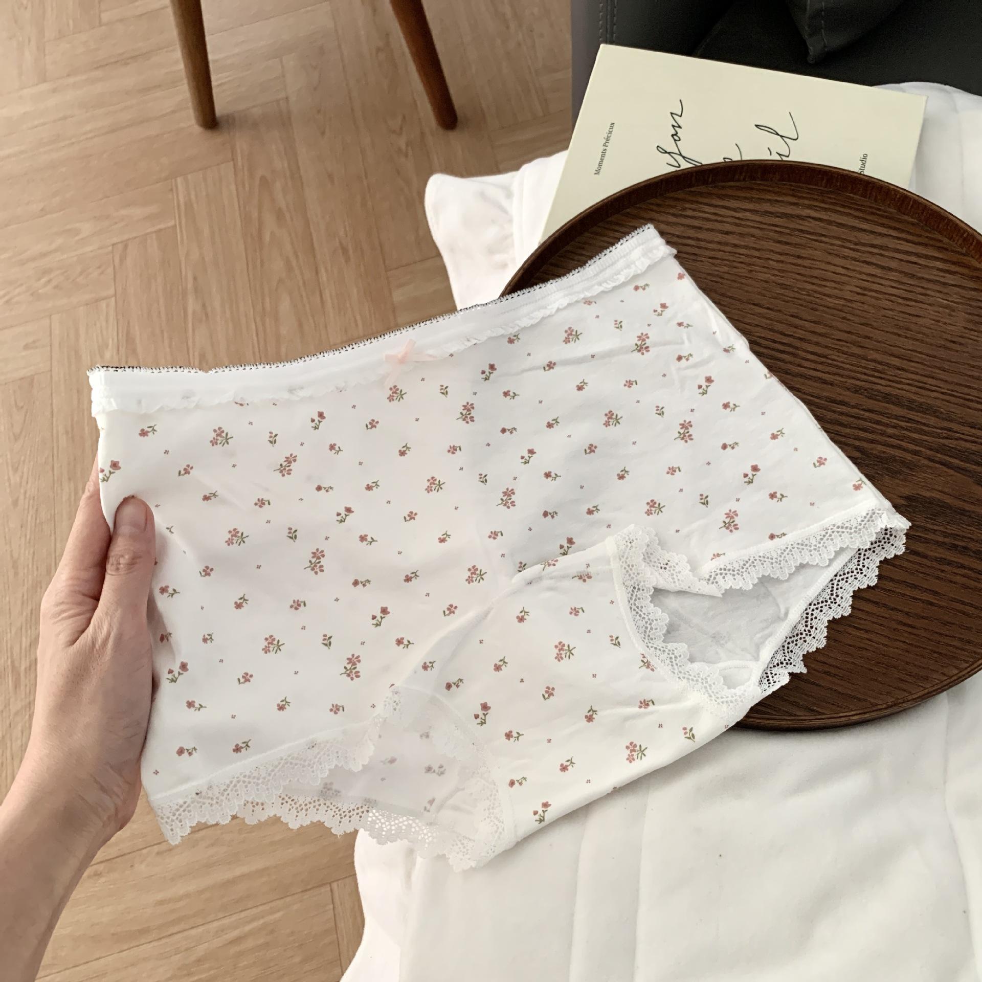 

Жіночі бавовняні квітчасті трусики на весну та осінь, 10A, антибактеріальні, з подовженою ластовицею, середньої посадки на стегнах, з плоским кутом 2XL білий/рожевий