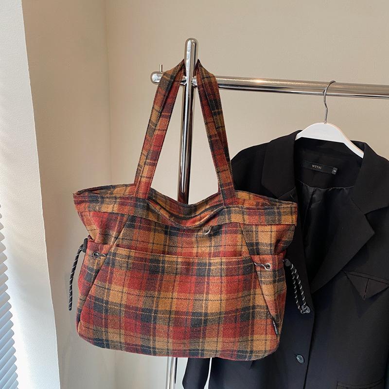 Plaid tote bag women's large-capacity new autumn and winter versatile pleated shoulder bag class commuter bag