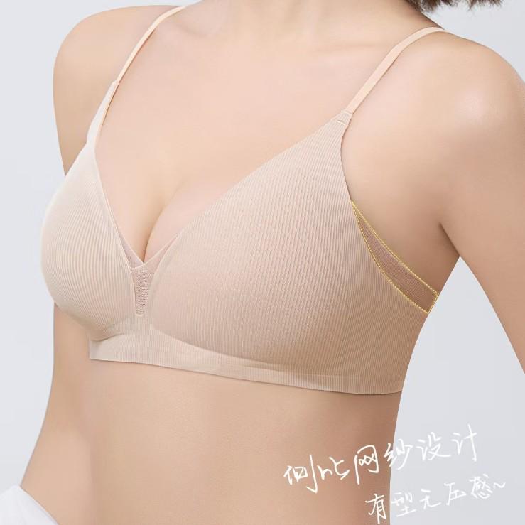 Hochwertiges französisches Dreieckspitzen-Bralette: Gerippt, Ohne Bügel, Dünne Träger, Atmungsaktiv, Tiefer V-Ausschnitt.