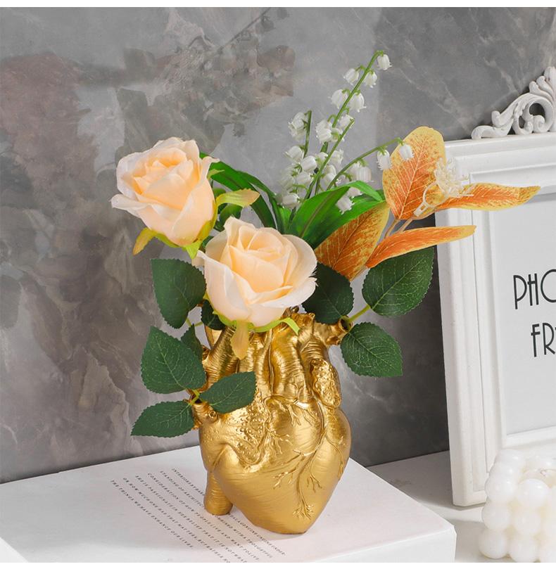 Creative Heart-Shaped Vase Sculpture, Perfect for Displaying Bouquets or Dried Flowers, Stylish Tabletop Decoration Ornament