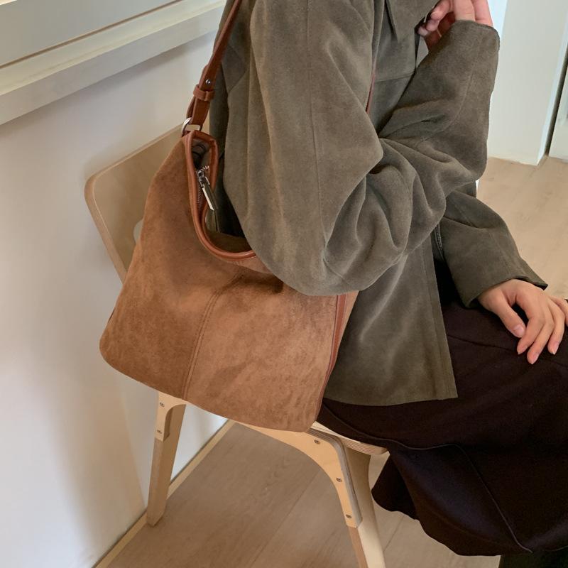 Large Capacity Bag Women's 2025 New Autumn and Winter High-end Retro Commuter Tote Bag Single Shoulder Crossbody Bucket Bag