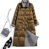 Beide Seiten im Winter, Damenmittel- und Langstile sind locker und dünn, und tragen beidseitig weiße Entendaunen-Kniejacken mit großen Taschen.