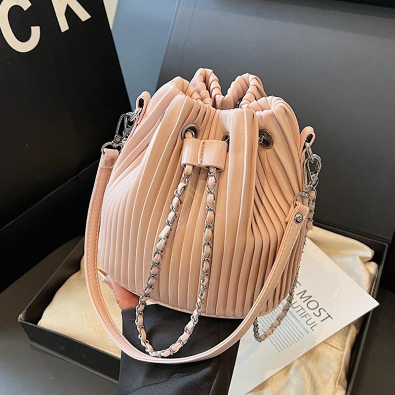 This Year, Niche Pleated Bags Are Popular, Women's 2025 New Spring and Summer Messenger Bags, Handbags, Korean Versatile Bucket Bags.