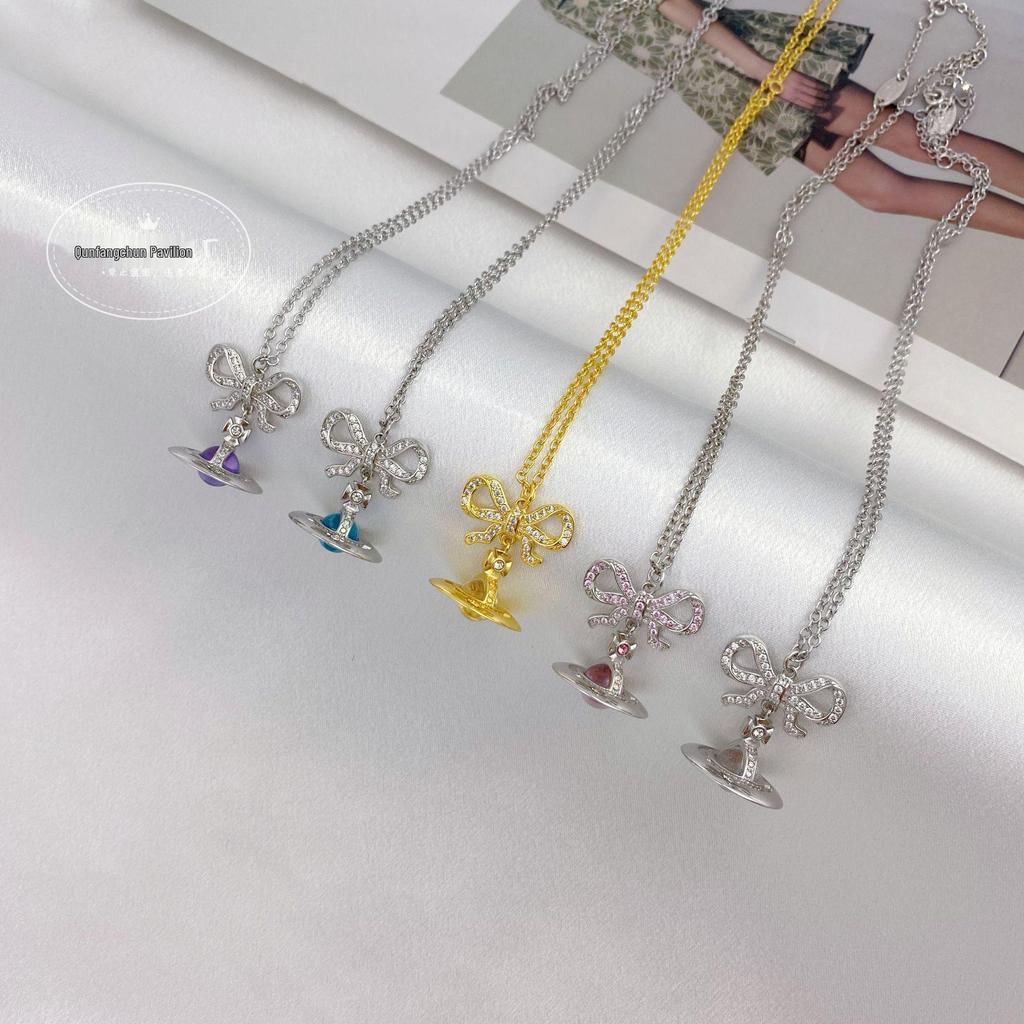 Vivienne Westwood Rosa rosett Orb halsband: Damernas Högkvalitativa 3D Saturnus Nyckelbenskedja med Basketbollberlock.