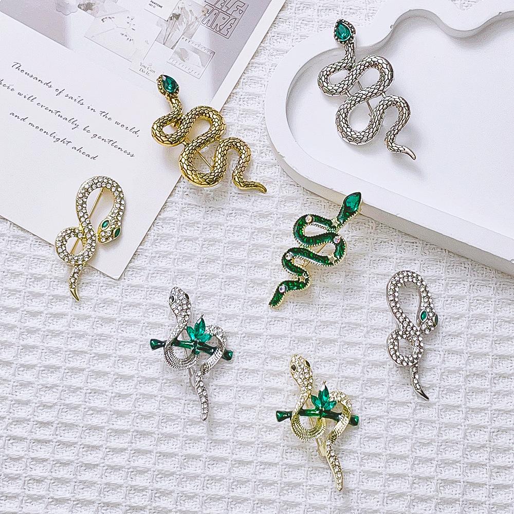 Broche Cobra de Luxo Coração de Cristal Verde Animal do Zodíaco Pins de Lapela para Mulheres Exquisite Broche de Joias para Festa de Lenço Vestido Casaco