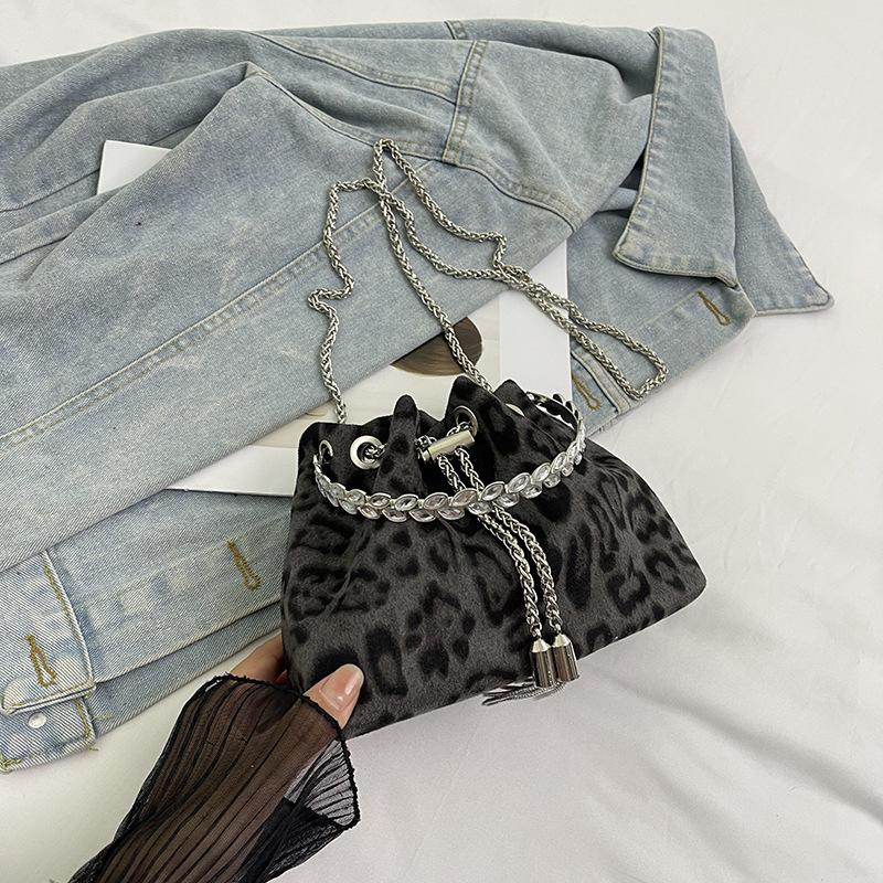 

Retro texture small bag women s 2025 new fashion hand carry leopard print bucket bag autumn foreign style chain messenger bag
