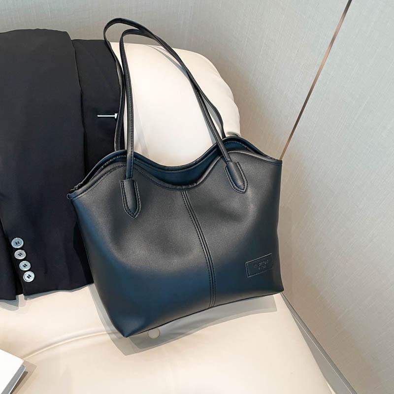 Large capacity spring and summer new versatile tote bag fashion casual shoulder bag texture simple commuter armpit bag