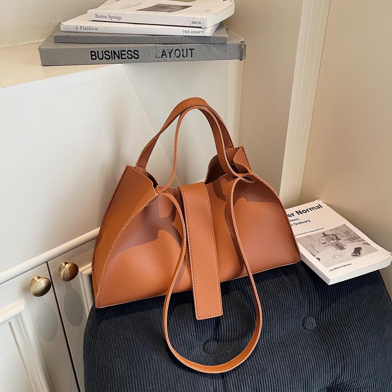 

Retro high-end women s handbag 2025 new simple large-capacity tote bag versatile shoulder underarm bag коричневый