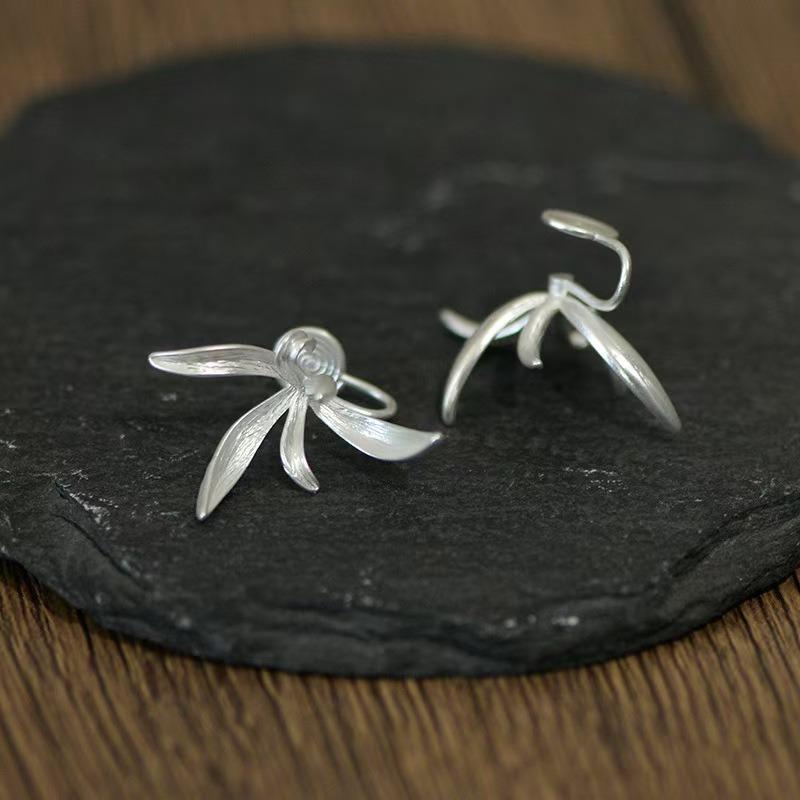 New Vintage Niche Earless Incense Holder with Iris Flower-shaped Earrings - A New Chinese-style Matte Metallic Petal-shaped Stud Earring