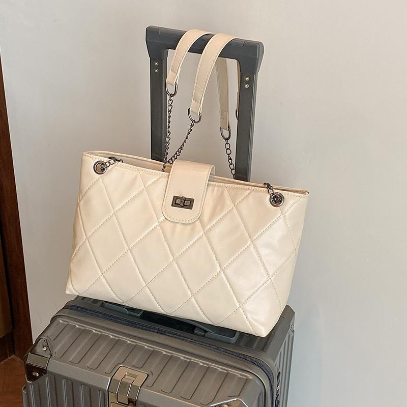 

Вместительная сумка-цепочка с бриллиантами женская 2025 новая универсальная на плечо под мышку нишевая модная повседневная сумка для поездок на работу