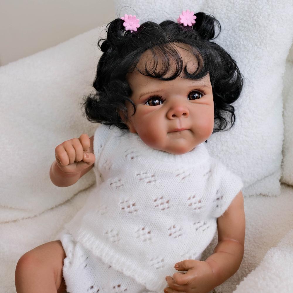 18 Zoll Schwarze Haut Reborn Babypuppen Bettie Weicher Stoffkörper Lebensechte Simulationspuppe Trägt Weiße Strickanzüge Niedliche Wiedergeburtspuppe für Kind Weihnachtsgeschenk