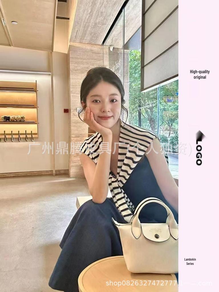 Hochwertige Mini-Knödeltasche aus Nappaleder mit Drachenprägung, Vielseitig für den Weg zur Arbeit, zum Tragen in der Hand, über der Schulter, mit verstellbarem Crossbody-Riemen.