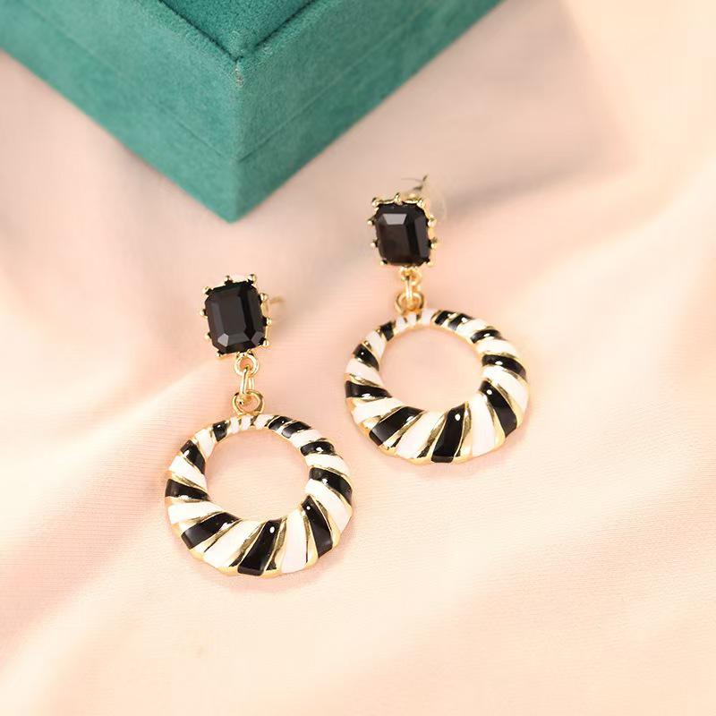 Retro Zebra Rhinestone Geometric Stud Earrings – Black & White Fashion